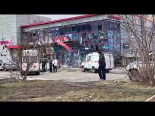 Обстановка на месте преступного удара ВСУ по Белгороду — возле ТЦ лежат тела погибших, там продолжают работать экстренные службы