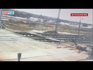 🇷🇺 Последние секунды перед смертельным столкновением поезда с пассажирским автобусом в Ярославской области