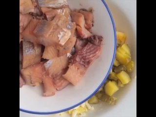 Ароматный картофельный салат с сельдью со вкусной заправкой