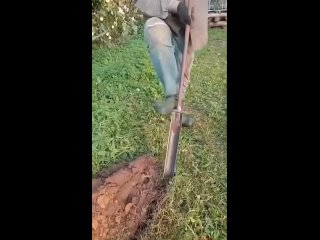 Если Вам нужно быстро и легко вырыть узкую траншею в саду, Вы можете сделать собственную садовую лопату.