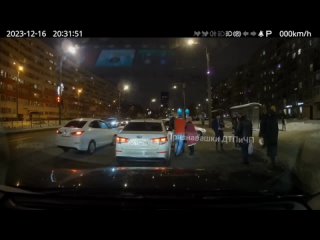 Житель Санкт-Петербурга по имени Андрей двигался по проспекту, когда заметил двух пьяных граждан, переходивших дорогу вне