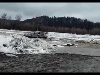 ️Понтонный мост вместе с людьми унесло течением в поселке Кемеровской области,