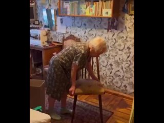 Бабушка из Петербурга показала, как делать «горизонт» на стуле. Героине видео 92 года.  Сможете повторить?