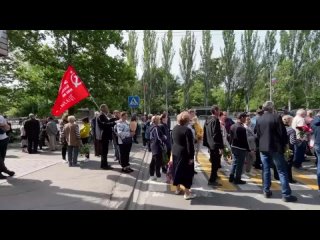 Возложить цветы к танку Т-70 на мемориале в центре Мелитополя смогли все желающие