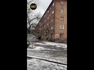 В Ростове-на-Дону обрушился подъезд пятиэтажки, в которой накануне обрушилась стена. Никто не пострадал, всех жителей дома до эт