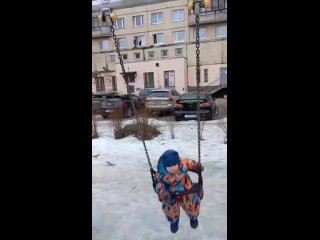 В Санкт-Петербурге парень выгуливают собаку перед окнами соседей