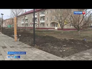 В Исилькуле сквер в самом центре города утопает в грязи