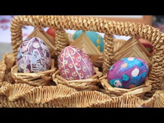 Как украшают пасхальные яйца по всей стране