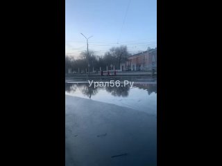 Урал постепенно уходит из Орска, уровень воды медленно, но падает
