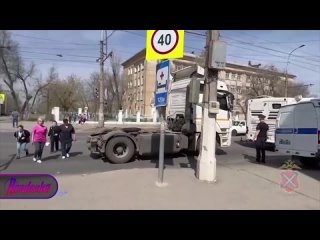 В Волгограде «Рено Дастер» налетел на детей на пешеходном переходе — школьники доставлены в больницу