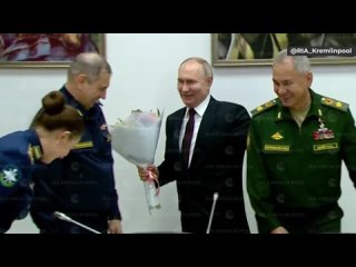 Владимир Путин вручил будущее  краснодарским летчицам букеты