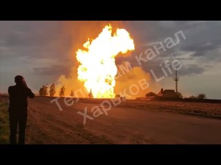 A pipeline exploded in the Charkow region: A huge pillar of flame is nearby, Asphalt is melting