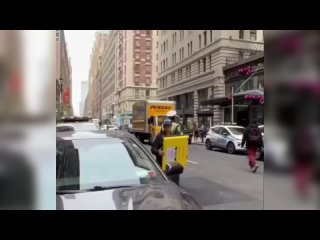 Полиция Нью-Йорка стала применять специальное устройство “Штора“, против нарушителей правил парковки. 17-кг устройство, присасыв