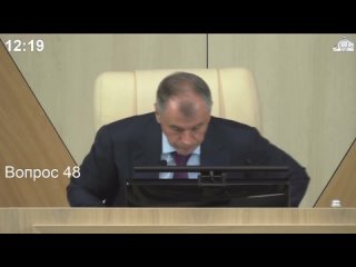 На заседании крымского Госсовета не выключили микрофоны перед перерывом и в трансляцию попал диалог спикера с его заместителем