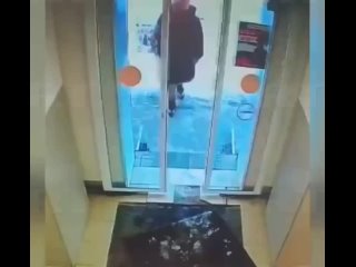 Последний удар зимы: Женщина в Казани и рухнувший под тяжестью снега козырек над входом в магазин.