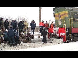 Локомотив разорвал пополам легковой автомобиль на переезде. Балахна