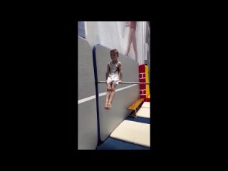 Маленький чемпион!  4-летний мальчик поражает своими гимнастическими трюками и силой