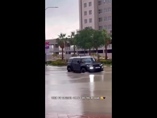 В Дубае нашли героя, который спас школьников во время дождей

Во время недавних дождей школьный автобус с детьми застрял на зато