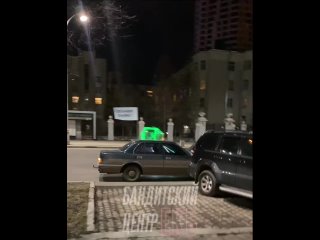 Летающую тарелку остановили инспекторы ДПС в центре Екатеринбурга