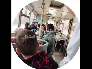 В Казани кондуктор подралась с бабушкой в автобусе