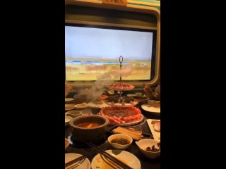 В Китае есть ресторан для тех, кто обожает поезда и чувствует аппетит при стуке колес