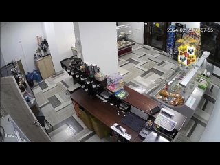 В Краснодаре пьяный рецидивист с ножом ограбил продуктовый магазин

Ранним утром в торговой точке неизвестный, скрывающий свое л