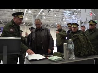 El Ministro de Defensa ruso, Shoig, examin muestras prospectivas de equipo militar