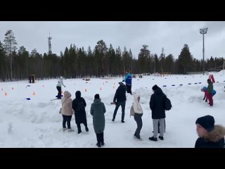 А на стадионе «Ноябрьск» идут соревнования по этнобиатлону. Город принимает фестиваль «Холодные игры»  ️