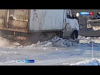 Жители окраины Архангельска вытаскивают машины из ледяного плена