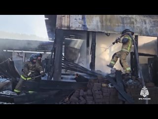 ️ ️ ️ ️Сотрудники МЧС России работают на ликвидации пожара по ул. Мебельная г. Златоуст: горит дом и надворные постройки. Хозяев