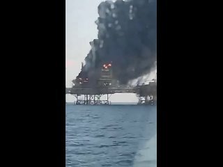 На нефтяной платформе PEMEX в Мексиканском заливе произошел пожар.