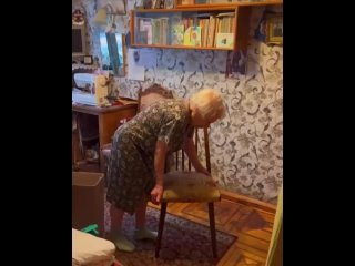 92-летняя бабушка из Подмосковья в два счет делает планку на руках!