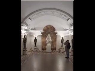 ⚡️После того, как Такер Карлсон показал всему миру российское метро, американцы стали приезжать к нам на экскурсии по этому само
