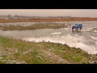 RC Cars Ice Racing - 4x4 Crawler Stuck in the Water