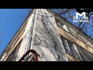 Жильцы дома на Мечникова, где обрушился потолок, в спешке собирают вещи и эвакуируются