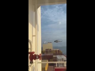 Вертолет с десантом завис над танкером под португальским флагом в Ормузском проливе  кадры захвата судна Военно-морскими сила
