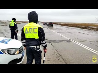 В Херсонской области полиция оказывает помощь водителям на подтопленных участках Арабатской косы