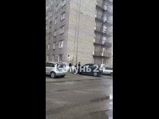 Пожарные машины заметили во дворе дома 130 по улице Ядринцева в Барнауле