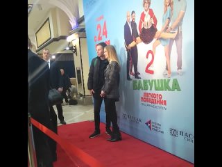 Глюк'oZa фотографируется на премьере фильма Бабушка лёгкого поведения-2 в Екатеринбурге ()
