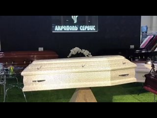 Московское похоронное бюро выставило на продажу гроб, украшенный тысячами кристаллов Swarovski.