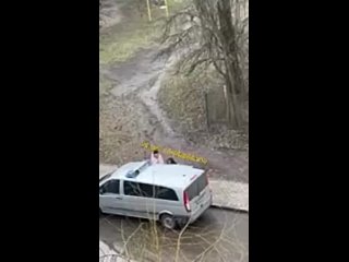 Трое патрульных в Ужгороде силой задержали мужчину и на руках занесли в машину