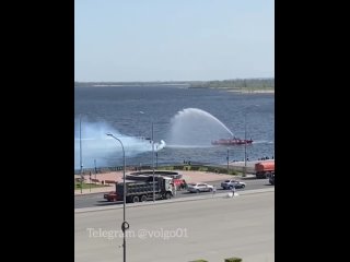 Кадры тушения судна на Волге взбудоражили волгоградцев