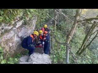 В Сочи спасатели эвакуировали туристку, которая подвернула ногу и потерялась