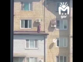 На крыше в Каспийске заметили женщину с веником