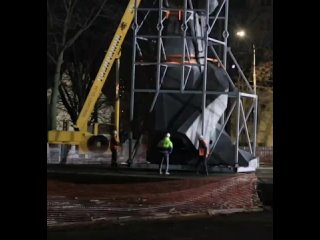 В Краснодаре этой ночью статую Аврора у одноименного кинотеатра сняли с постамента и перенесли на новое место.