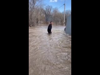 В Дубки пришла большая вода. Топит дачи. Въезд в новый коттеджный посёлок «Дубовый плëс» закрыт