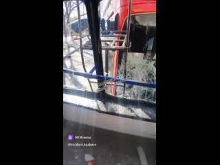 Два троллейбуса и легковой автомобиль столкнулись  в Кемерове