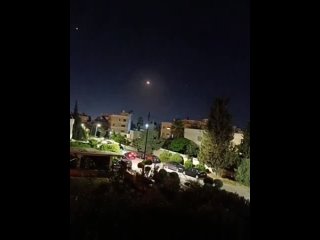 — Un vídeo compartido por internautas jordanos muestra la interceptación de misiles/drones iraníes sobre Ammán, capital del Rein