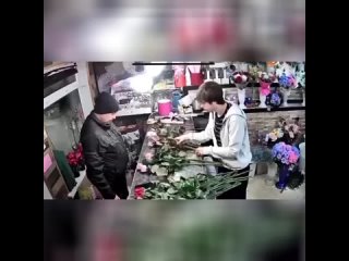 В Москва мужчина решил поторопить флориста, направив на него дуло пистолета
