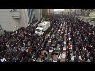 Мусульмане сегодня отмечают Ураза-Байрам — в Москве десятки тысяч верующих рано утром пришли к Моско